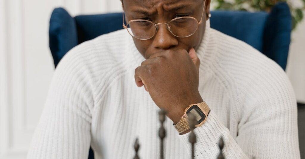 pexels-photo-6599602-6599602 Man deeply focused while playing chess indoor, contemplating his next move.